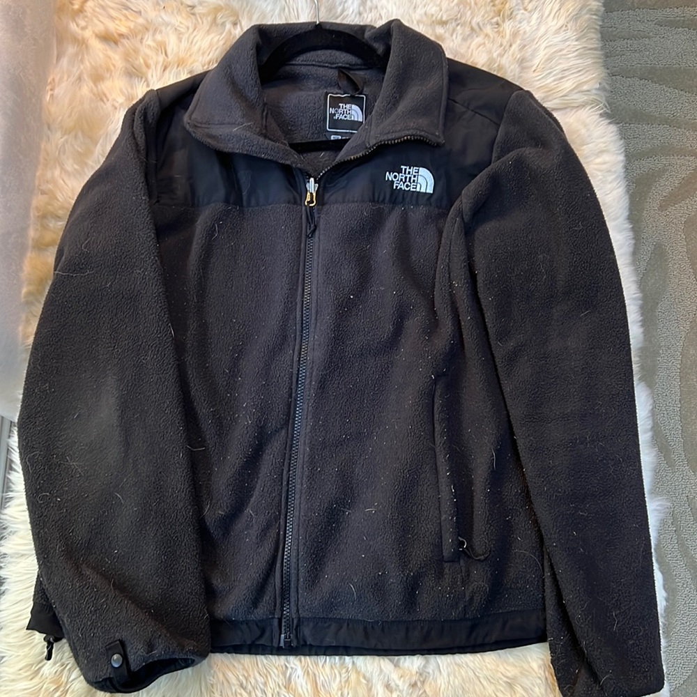 Black full-zip North Face jacket 🖤